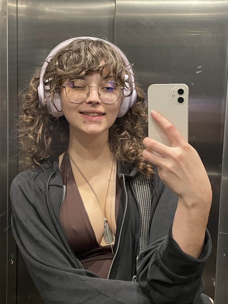 Emilyxdeann's tweet photo. Once I was told that my head itself ruins my mood.. well I’m overthinking, don’t think it’s the same 😅 https://t.co/Rz8mBPM2P8