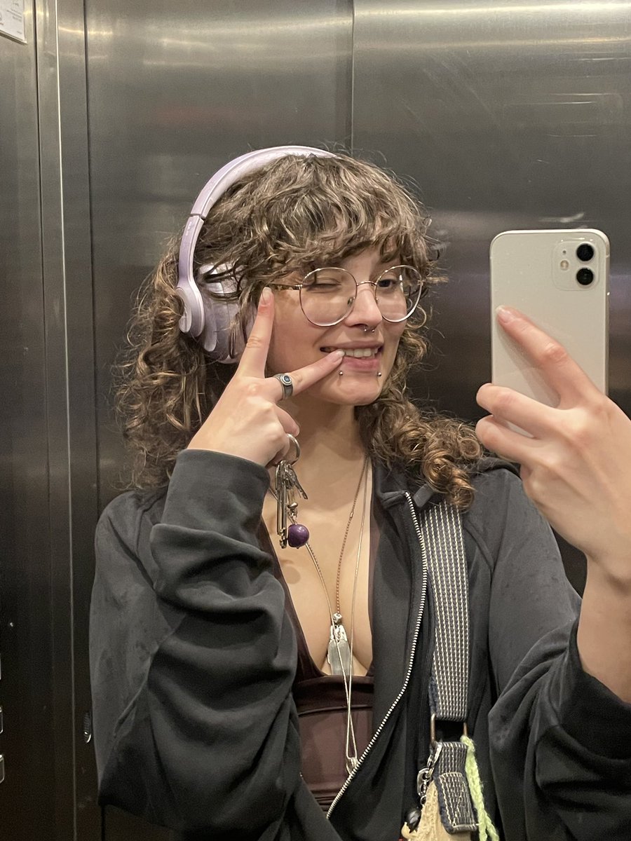 Emilyxdeann's tweet photo. Once I was told that my head itself ruins my mood.. well I’m overthinking, don’t think it’s the same 😅 https://t.co/Rz8mBPM2P8