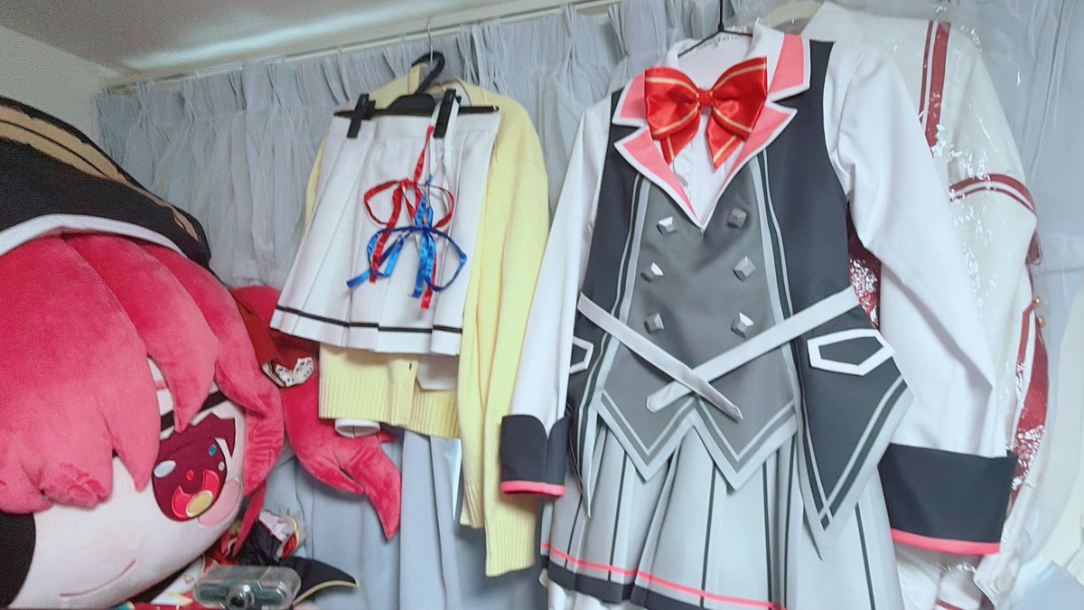 Ele_17sub's tweet photo. 成人男性の部屋の洋服事情
服多すぎて隠してしまうの不可能だから諦めて普通に壁とかに掛けてるから親がドア開けたらその瞬間終わる https://t.co/ENLikgPwqS
