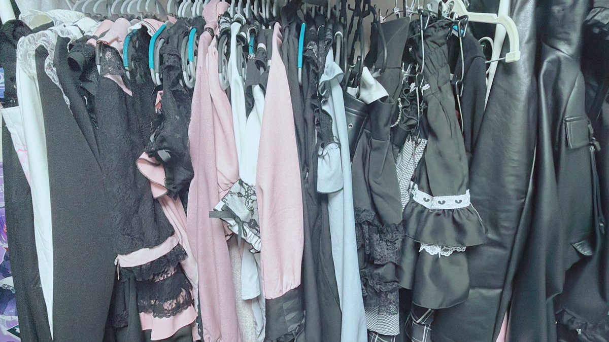 Ele_17sub's tweet photo. 成人男性の部屋の洋服事情
服多すぎて隠してしまうの不可能だから諦めて普通に壁とかに掛けてるから親がドア開けたらその瞬間終わる https://t.co/ENLikgPwqS