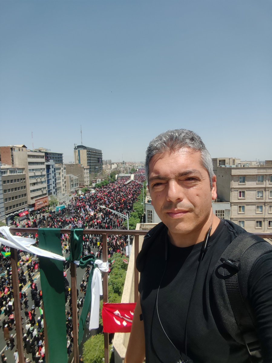 ilkeryucell's tweet photo. Kortej bitmiyor...

Videoda tabureli bir kadın göreceksiniz. Yüzlerce kişide aynı küçük taburelerden var. Yorulunca bir köşede oturuyorlar sonra yürüyüşe devam...

Tahran bugün gövde gösterisi yaptı. https://t.co/5E16lkfiII