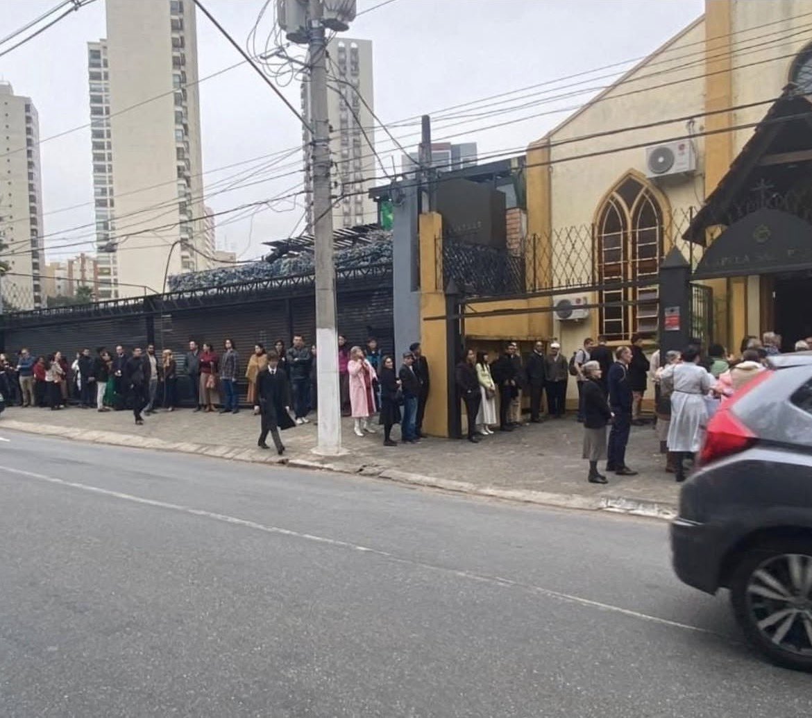 ASantaCatolica's tweet photo. “A Fidelidade que Não Se Deixa Excomungar.

No dia 1º de julho de 2026, a FSSPX consagrou quatro bispos. No mesmo dia, Roma publicou um decreto de excomunhão. Neste domingo os fiéis católicos fizeram fila para a Santa Missa no Priorado da Fsspx em São Paulo. Por quê?
Porque os fiéis reconhecem que o que recebem ali é a fé de sempre e que não podem em consciência abandoná-la por um ato administrativo que contradiz dois mil anos de ensino da própria Igreja que o assina.
A "Nota Explicativa" do Cardeal Tucho que declara todos os sacerdotes e fiéis
"cismáticos e excomungados" tem um problema grave: nota explicativa não é lei, não é decreto penal, não é sentença. Não figura na tipologia de atos com eficácia penal no Direito Canônico.

• Decreto oficial admoesta os fiéis a não aderir ao cisma "porque incorreriam ipso facto na pena", futuro e condicional. A Nota afirma no presente que já estão no cisma. 
O Dicastério contradiz a si mesmo.
Em linguagem direta: o decreto não excomunga quem frequenta a FSSPX.
Vale lembrar que a mesma hierarquia que condena a Fsspx acolheu, com honras litúrgicas, bispa anglicana, patriarcas ortodoxos, líderes muçulmanos e xamãs amazônicos, todos negando dogmas definidos pela Igreja. Já os sacerdotes da FSSPX creem em tudo que a Igreja sempre ensinou. E são tratados como excomungados.
A lógica é perturbadora: mais tolerância com quem nunca aceitou a Igreja do que com quem recusa abandoná-la.
Dom Marcel Lefebvre escreveu em 1988:
"Não podemos colaborar com a destruição da Igreja." Não era rebeldia. Era diagnóstico.

São Paulo escreveu: "Permanecei firmes e guardai as tradições que aprendestes"
(2 Ts 2,15).

Para aqueles que enchem a boca para chamar a FSSPX de excomungada, vale a pena se questionar sobre o que estamos vendo acontecer na Igreja e o que significa, para essa hierarquia, a palavra comunhão. É comunhão com a doutrina dos apóstolos, com o sangue dos mártires, com a fé que atravessou vinte séculos intacta? Ou é comunhão com o mundo? Vale a reflexão...

De toda forma, conte com minhas sinceras orações e reze por todos os fiéis católicos neste tempo de crise.”
Créditos @jhnaegele