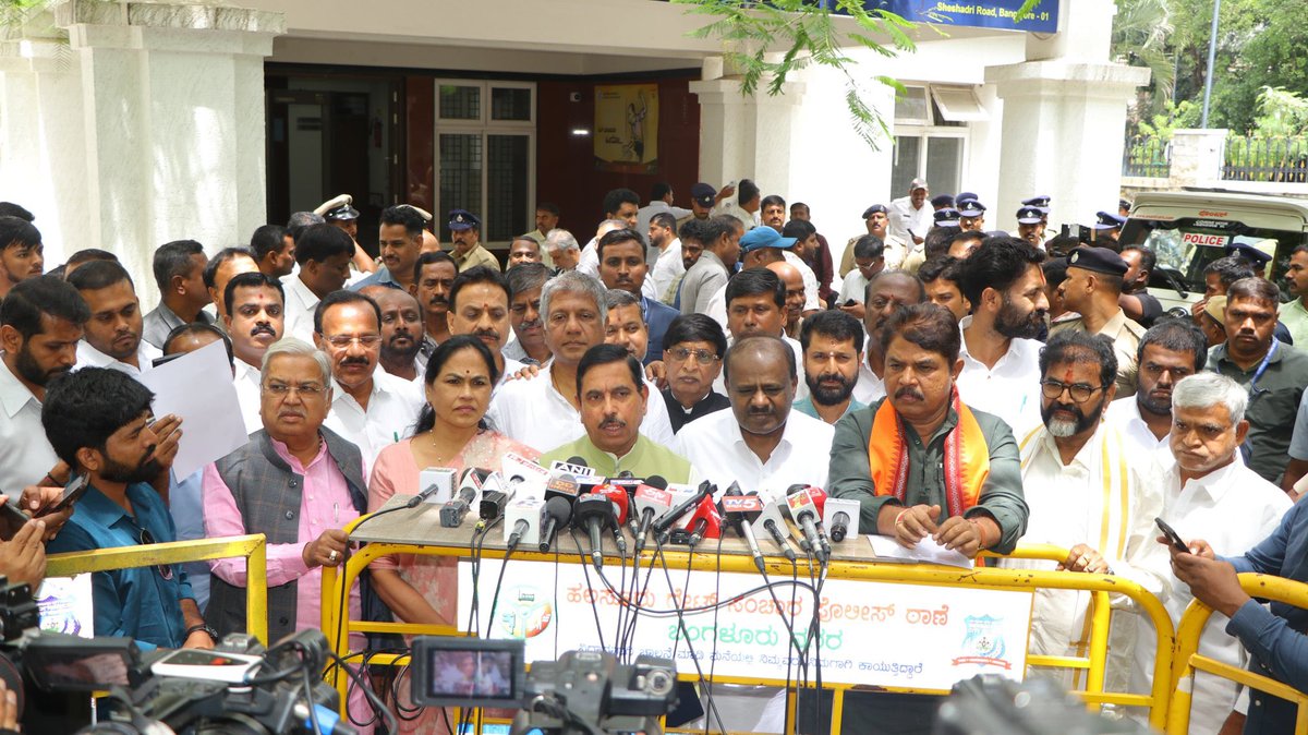 hd_kumaraswamy's tweet photo. A joint delegation of the @JanataDal_S and @BJP4Karnataka met the State Chief Electoral Officer and submitted a detailed complaint, supported by documentary evidence, over the Congress Government’s misuse of the SIR process to manipulate electoral rolls in Karnataka.

Along with my Union Cabinet colleague Shri @JoshiPralhad avaru and other senior leaders, I apprised the Chief Electoral Officer of how the State Government is misusing the administrative machinery and attempting to derail the SIR process.

The delegation included Union Minister Kumari @ShobhaBJP avaru; former Chief Minister Shri D.V. Sadananda Gowda avaru; Leader of the Opposition in the Legislative Assembly Shri R. Ashoka avaru; Leader of the Opposition in the Legislative Council Shri Chalavadi Narayanaswamy avaru; former Deputy Chief Minister Dr. C.N. Ashwath Narayan avaru; Members of Parliament Shri M. Mallesh Babu avaru and Shri Govind Karjol avaru; MLA Shri Arvind Bellad avaru; MLCs Shri S.L. Bhoje Gowda avaru and Shri C.T. Ravi avaru; @JanataDal_S Core Committee Chairman Shri M. Krishnareddy avaru; former MLC Shri K.A. Thippeswamy avaru; and several other senior leaders.

#SIR #SIRKarnataka