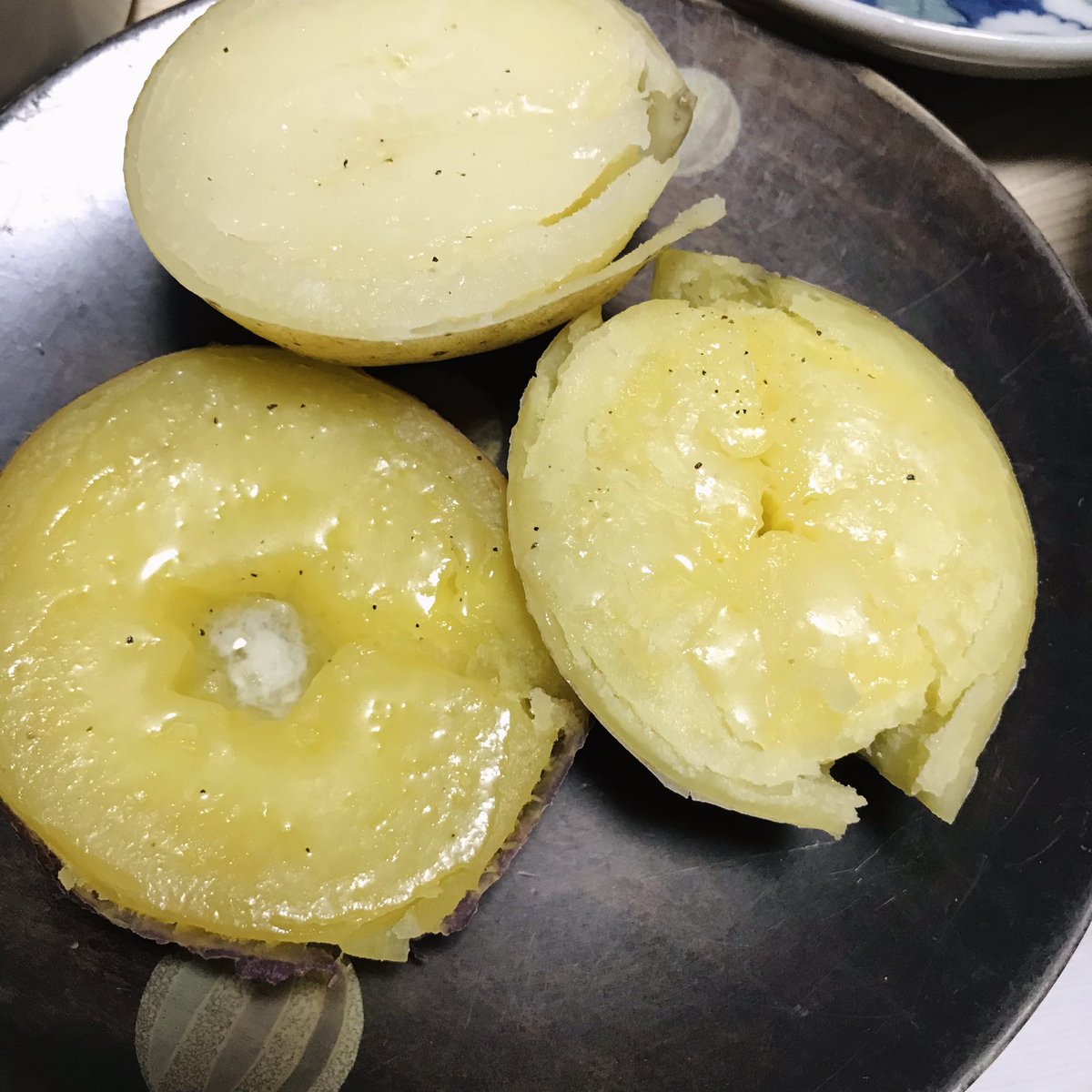 owamaruu's tweet photo. 送られてきたジャガイモ、昨日の夕飯に他の種類と一緒にじゃがバタにした　上から男爵、右きたあかり、左グランドペチカ.デストロイヤー
蒸した状態はきたあかりが好み、グランドペチカは焼いた方が合うか？男爵はさっぱり味で今日サラダになった　みんな美味い https://t.co/l5bLzDdaB7