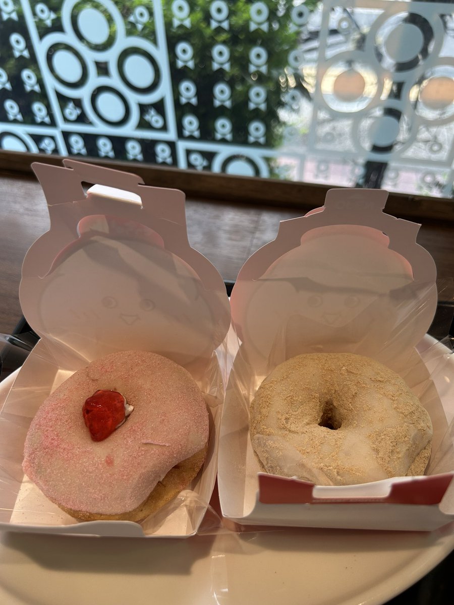 nobupunk1's tweet photo. ランチ後は街ブラしてミスド幟町ショップへ三ヶ月ぶりくらいに行った😊

今月、原材料無くなり次第に順次終了予定みたいだからタイミング合わせてもっちゅりん食べに。
いちごときなこを注文。
アイスコーヒーと一緒に。

食感が名前の通りにもっちもちで美味しかった(^^) https://t.co/dCkiD5BDkc