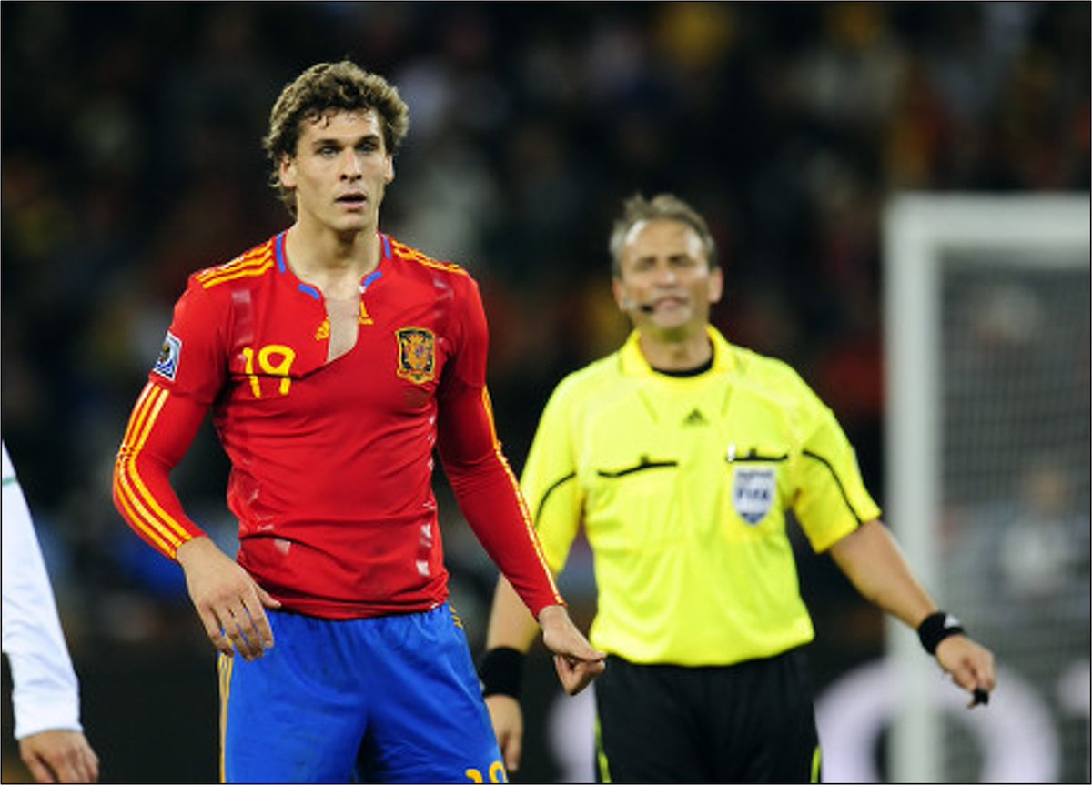 RajadoresFutbol's tweet photo. Hoy juega España vs Portugal, por lo que si eres un enfermo futbolístico de bien, automáticamente asociarás ese partido a este momento. Fernando Llorente, cuyo padre debía tener por polla en cincel de Miguel Ángel, derribando portugueses durante media hora. Campeones del Mundo. https://t.co/1xXkjIb3ML