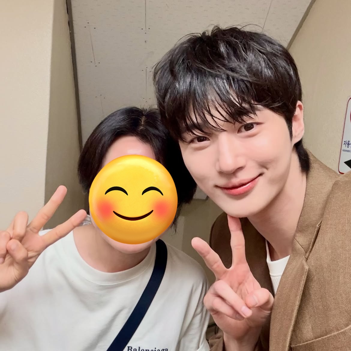 byeonwoonist's tweet photo. wooseok with lucky op from yesterday's fan meeting! https://t.co/SrL3Glu6MP