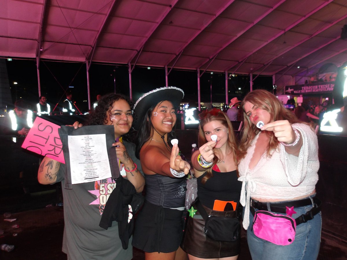 adoringhoney's tweet photo. besties getting picks and setlist at our first hometown show!!! #EASCalgary #CalgaryIsAStar @5SOS https://t.co/UTcE7M3V61