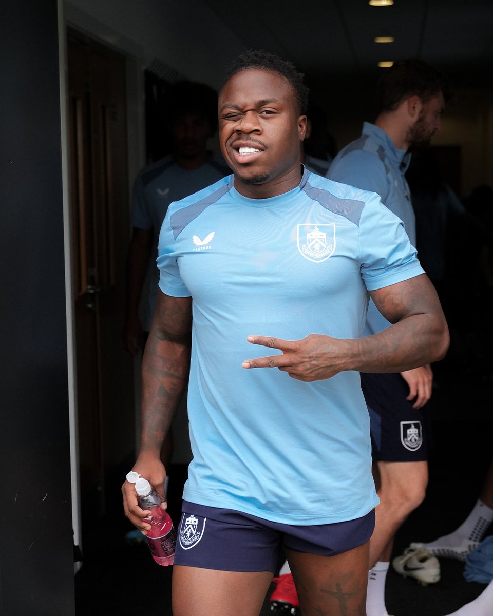 BurnleyOfficial's tweet photo. Today we wish a happy birthday to Michael Obafemi 🙌 https://t.co/ep8NQxEHbd