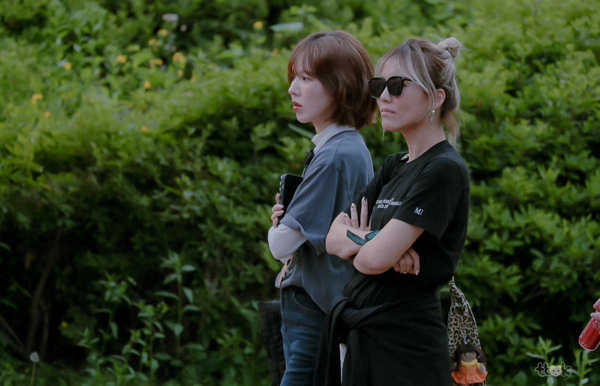 sseungwann's tweet photo. look at her hanging out with vocal baddie unnies https://t.co/cZVvDNN2zi