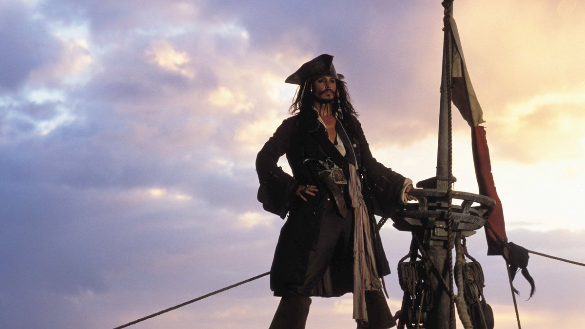 DisneyReact's tweet photo. 🎂 Hoy se cumplen 23 años del estreno de 'Piratas del Caribe: La maldición de la Perla Negra'

Lo tenía todo en contra, ni los directivos de Disney confiaban en ella, pero como el propio Capitán Jack Sparrow desafío viento y marea y se convirtió en leyenda 🏴‍☠️ https://t.co/mwYBM4hqJT