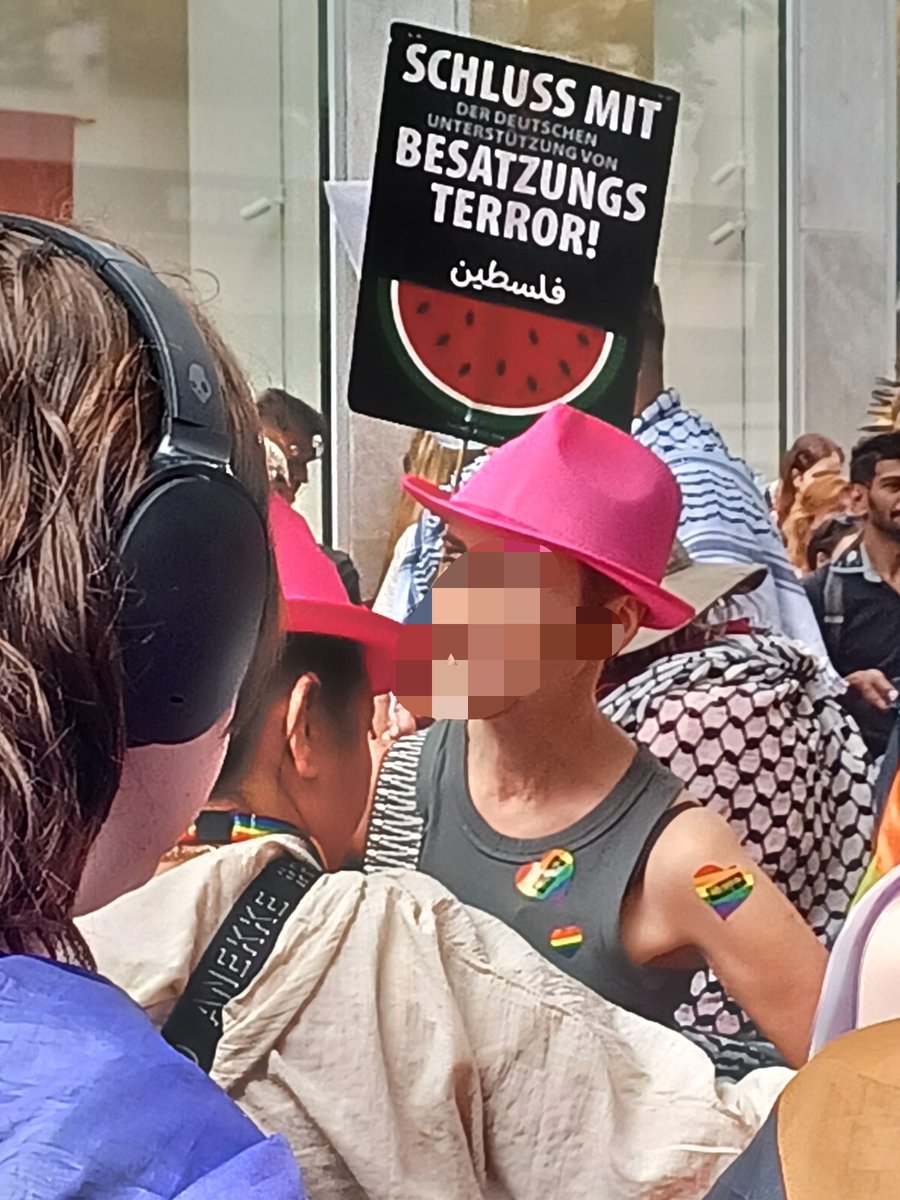 LoveGuerillero's tweet photo. #CSD #Köln #k0507
#QueerJews #EndJewhatered
#NoPrideInAntisemitism #ColognePride und zum Abschluss noch die Antisemiten vom ,,March of Liberation“ zusammen mit Amnesty. https://t.co/mPFe34n5qs