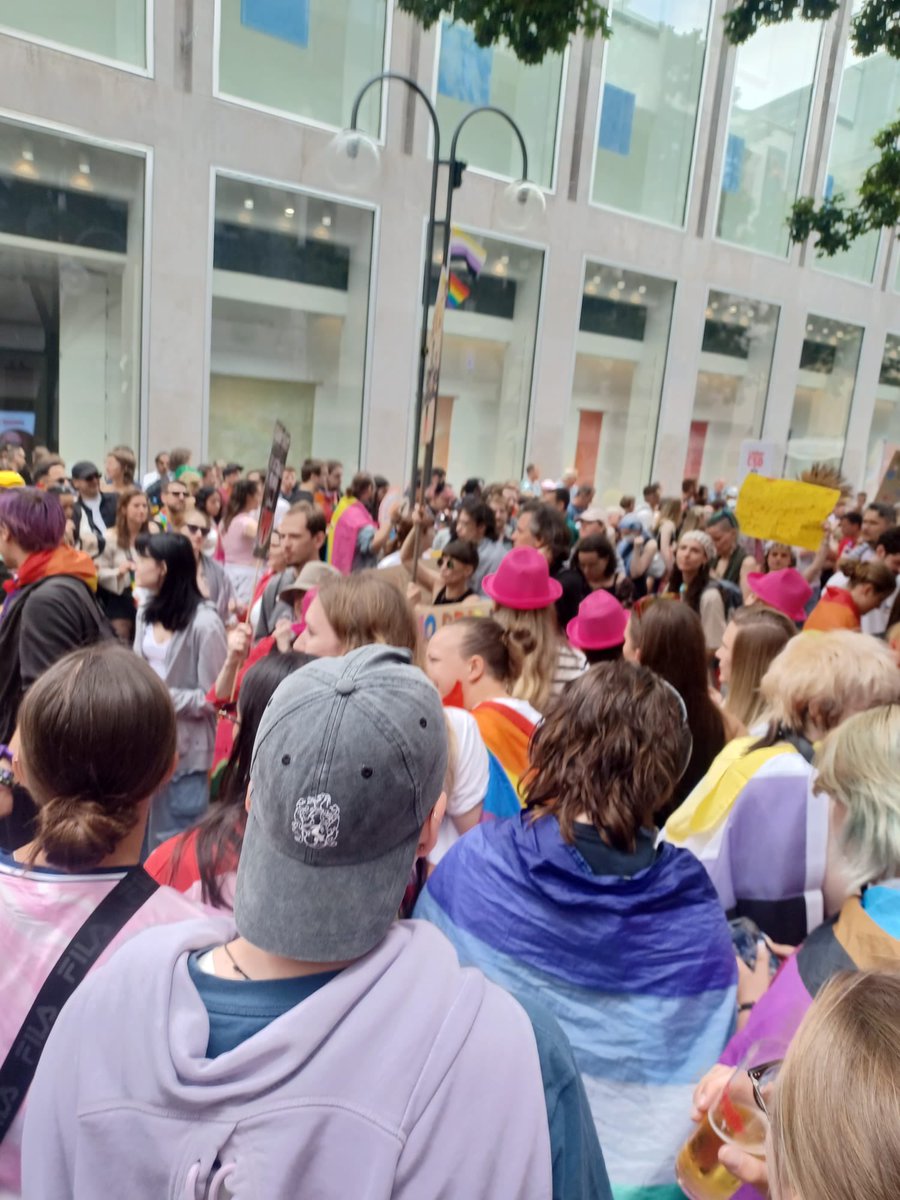 LoveGuerillero's tweet photo. #CSD #Köln #k0507
#QueerJews #EndJewhatered
#NoPrideInAntisemitism #ColognePride und zum Abschluss noch die Antisemiten vom ,,March of Liberation“ zusammen mit Amnesty. https://t.co/mPFe34n5qs