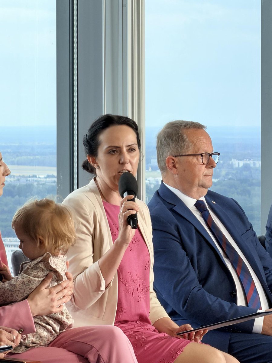 CentrumZycia's tweet photo. „Polityka demograficzna nie może ograniczać się wyłącznie do transferów finansowych - potrzebujemy także odbudowy kultury sprzyjającej zakładaniu trwałych rodzin” – podkreśliła Halszka Bielecka @Halszka_B , przedstawicielka Centrum Życia i Rodziny, podczas sobotniej Konwencji „Myśląc Polska”.

W swoim wystąpieniu zwróciła uwagę, że skuteczna odpowiedź na kryzys demograficzny wymaga wzmacniania prestiżu małżeństwa, promowania pozytywnego wizerunku rodziny oraz budowania kultury odpowiedzialności i solidarności międzypokoleniowej. 

Jak zaznaczyła, polityka demograficzna powinna być jednocześnie polityką kulturową, tworzącą środowisko, w którym młodzi ludzie chcą zakładać trwałe rodziny i wychowywać dzieci.

Cieszymy się, że głos Centrum Życia i Rodziny wybrzmiewa dziś nie tylko na ulicach polskich miast podczas Marszów dla Życia i Rodziny, ale także podczas debat i konferencji gromadzących polityków, ekspertów oraz decydentów współtworzących wizję rozwoju państwa. Jako pozapartyjna organizacja zawsze przypominamy, że trwała rodzina jest fundamentem silnego społeczeństwa i przyszłości Polski 🇵🇱