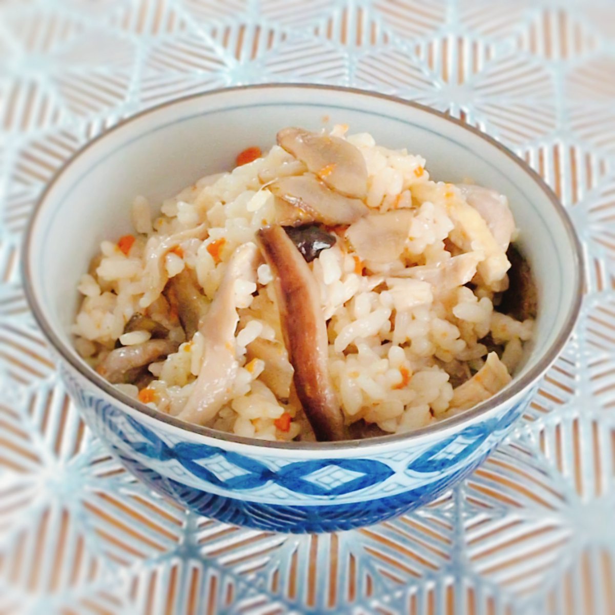 hashi_sh's tweet photo. Chicken and Mixed-Vegetable Rice.
休日のブランチ♪

ごぼうと言えば、鶏肉との組み合わせは外せませんよねっ！ (圧

と言う訳で、鶏五目ごはん
鶏肉やキノコを炒める時のオイルにもコンフィのオイルを使うのでごぼうの香りたっぷり♪

#おうちごはん #BurdockRoot #GomokuGohan https://t.co/3Jbaq2GzZv