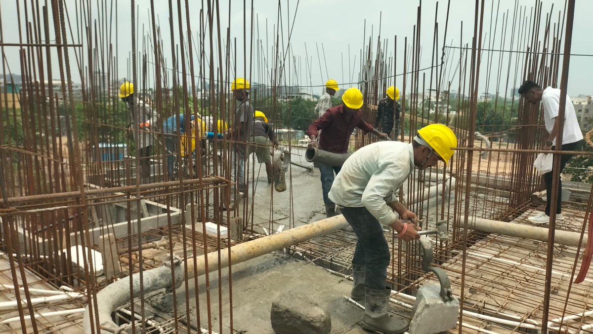 vmc_affordable's tweet photo. પ્રધાનમંત્રી આવાસ યોજના અંતર્ગત સહકાર નગર એફ. પી. 234 ખાતે પી. પી. પી. પ્રોજેક્ટ અન્વયે 1428 આવાસ બનાવવાની કામગીરી માટે ટાવર C થર્ડ ફ્લોર (part-1)સ્લેબ કાસ્ટિંગ ની કામગીરી પ્રગતિ હેઠળ છે. https://t.co/mLy72YlHwr