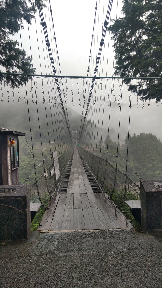 yuji3black's tweet photo. 十津川の谷瀬の吊り橋を渡ってきたよ。

天候は雨だけど、手をふさぐが怖くて、傘もささず渡ってびしょ濡れ(；｀∀´)

橋の真ん中で真下を見ようとしたけど、怖くて見れなかったわ😣

渡りきって、帰りも渡らなければいきないと気付いたとき、絶望したわ😂

超怖い！超怖い！下を向くな！前向け！ https://t.co/1C9SXGJh7n