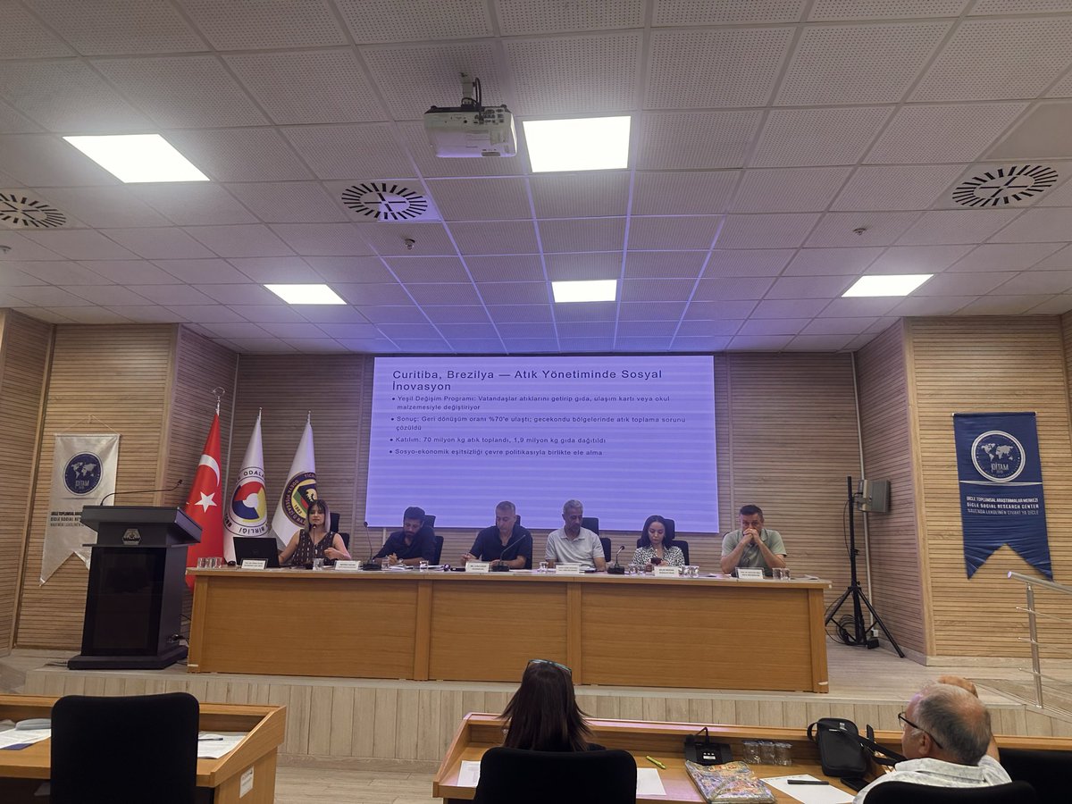 diyartabip's tweet photo. DİTAM ev sahipliğinde Diyarbakır’da; STK temsilcileri, meslek odaları, siyasetçiler ve yerel yönetimlerin katılımıyla "Diyarbakır Yerel Hizmetleri İzleme Ağı" toplantısı gerçekleştirildi.
Toplantıya Diyarbakır Tabip Odası Başkanımız Dr. Veysi Ülgen, TTB Merkez Konseyi Üyesi Dr. Mehmet Şerif Demir, oda yönetimimiz ve aktivistlerimiz katılım sağladı.
Oda üyemiz Doç. Dr. Zehra Kılınç tarafından gerçekleştirilen "Çevresel Etki ve Ekolojik Denge" konulu sunumun ardından, ekolojik çevre ile uyumlu sağlığı koruma politika önerilerinin tartışıldığı oldukça verimli bir toplantı oldu.