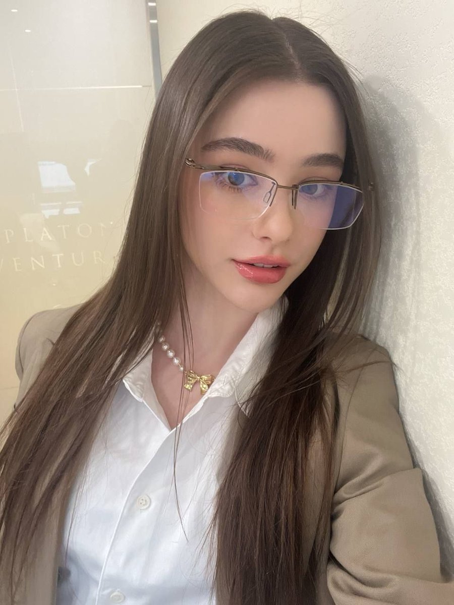 balc_ionut's tweet photo. Her presence suggests more than it shows 🖤🌙 https://t.co/poclhOFSOS