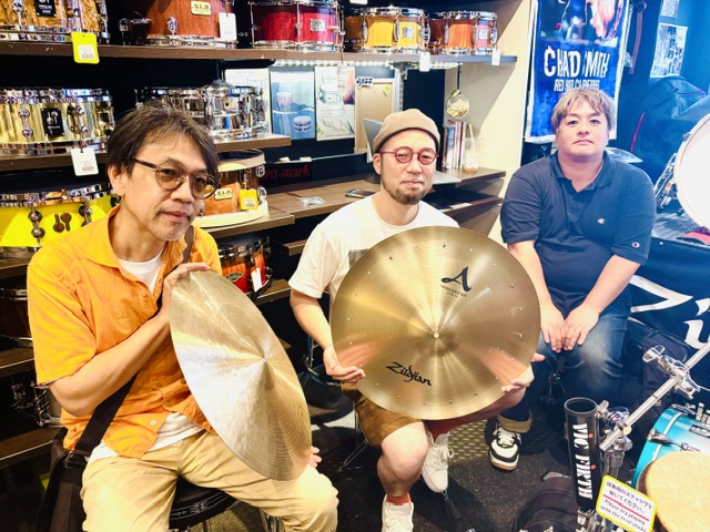 kmkJPC's tweet photo. 7月19日イベント開催‼️

「A Zildjian vs K Zildjian」

Aジル、Kジルの進化をシンバルに関わる音楽の歴史、ドラマーの歴史と共に深堀り回✨

更にスペシャルゲスト🔥
大坂昌彦さん
横山和明さん

ナビゲーター🔥
藤原寛二さん

実演あり、貴重すぎるイベント是非‼️

詳しくはリプ欄↓ https://t.co/8GRwe7xqKC