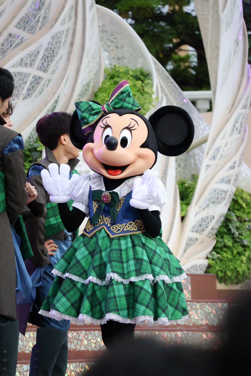 zuumin_disney's tweet photo. クラビだったら、いつ誰がどこにいるか覚えてたからベストショット撮りやすかったけど、
ダングロはまだ覚えてないから逃してしまう😫
あと、やっぱ席に段差が無いから難しい！！！ https://t.co/DlVHnkT3gq