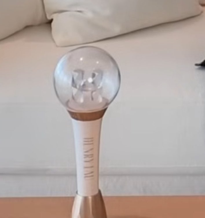 thinkingofkkyu's tweet photo. Henry's lightstick 😳

#HENRY #HenryLau #헨리 https://t.co/iu9bkLcdHb