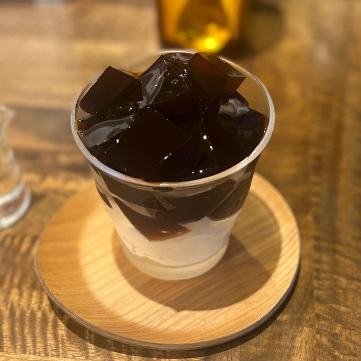 shibacoffee's tweet photo. 本日7/6㈫は7月とは思えない涼しさの新丸子ですが
SHIBACOFFEEの夏の風物メニュー『コーヒーゼリー』に使用する豆が
★ペルー フェスパ農園 ウィルダー・ガルシア氏の農地【ティピカ種100％】
の〈シティロースト/中深煎り〉に切替わりました！
なめらかで優しくクリーンな甘みが印象的な味わいです♪ https://t.co/EQqLVK1CN0