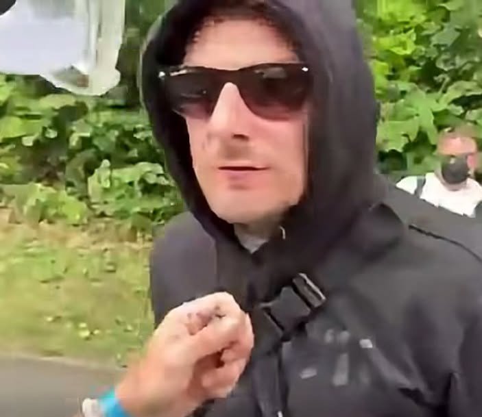PHofnarr's tweet photo. 🎭 Gesucht: Der mutige Demokratie-Ritter, der Reporter verprügelt und Kameras zerdeppert – Oder: Wie ein Tele-Tubby mit Aggressionsproblemen im Namen der Vielfalt zum Punchingball-Helden wird

Hallo ihr Realisten, willkommen im Land des betreuten Denkens.

Teilt das Bild, Leute!

Dieser Typ hat Weichreiter geschlagen und die Kamera eingeschlagen – ein echter Held der Demokratie, der mit Fäusten argumentiert, weil Worte wohl zu schwer waren.

BITTE TEILEN.

Finden wir den mutigen Kämpfer fürs Gute.

🔗 https://t.co/lh7nVHcEFh

🎭