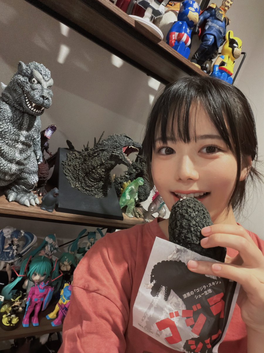 sinonome_umi's tweet photo. ビアードパパの『ゴジラシュー』期間限定なのが勿体ないくらい美味しかった。。

ゴジラの表皮みたいなザクザク生地（想像以上に硬くて嬉しい）に、中身は甘酸っぱい果肉たっぷり苺クリーム🍓 https://t.co/qLMj6PHMv5