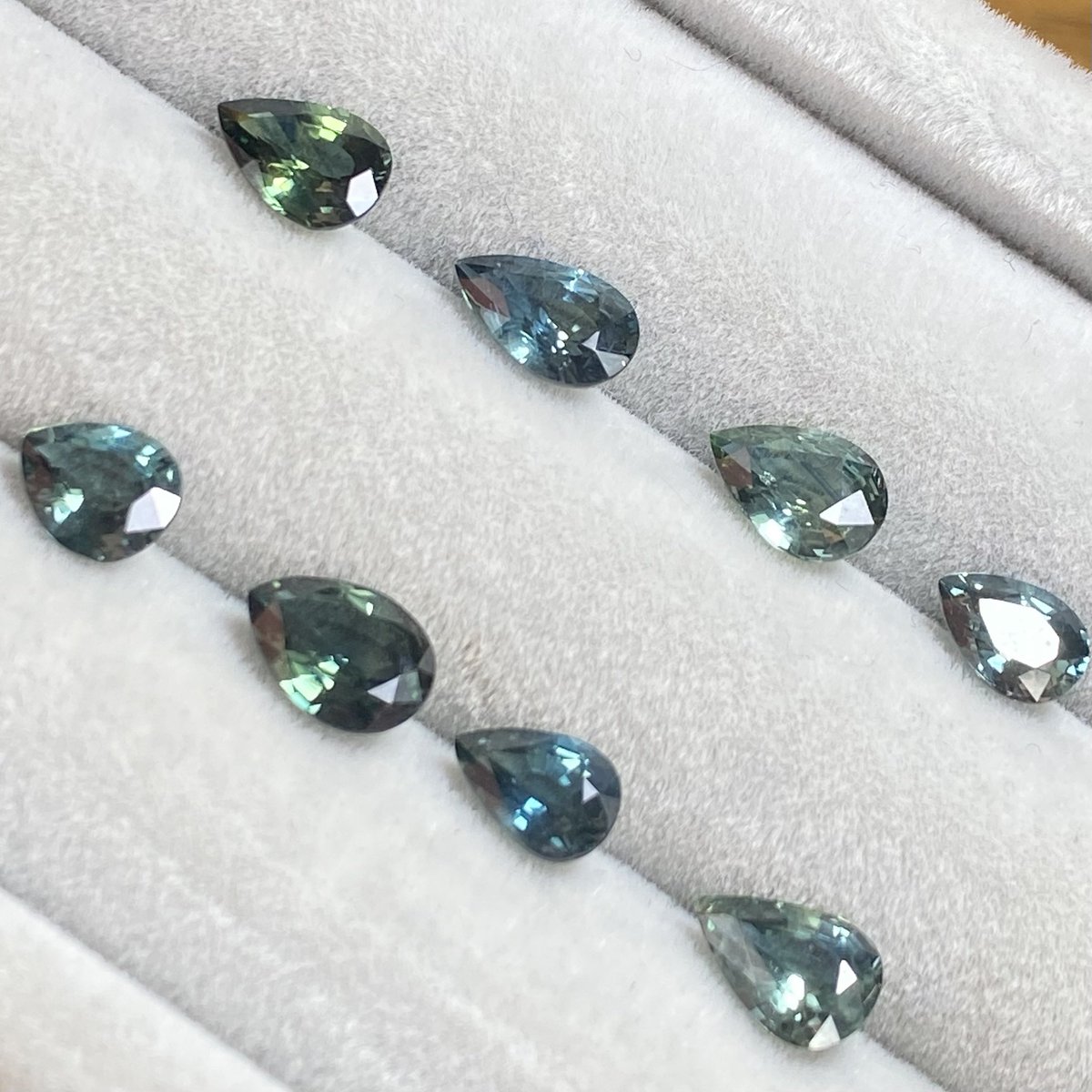 LeticiarRosales's tweet photo. 💎合同展 お品書き💎

ブルーグリーンの色味が鴨の羽の色に例えられるティールサファイア🦆

1枚目と2枚目は並びは変わっていませんが
向きを変えるとティールらしい色合いがわかります
ブルー強め・グリーン強め
割合もいろいろです😊

7/10,11の合同展では
いろんな角度から眺めてみてください💁‍♀️ https://t.co/dqIin8EjZ5