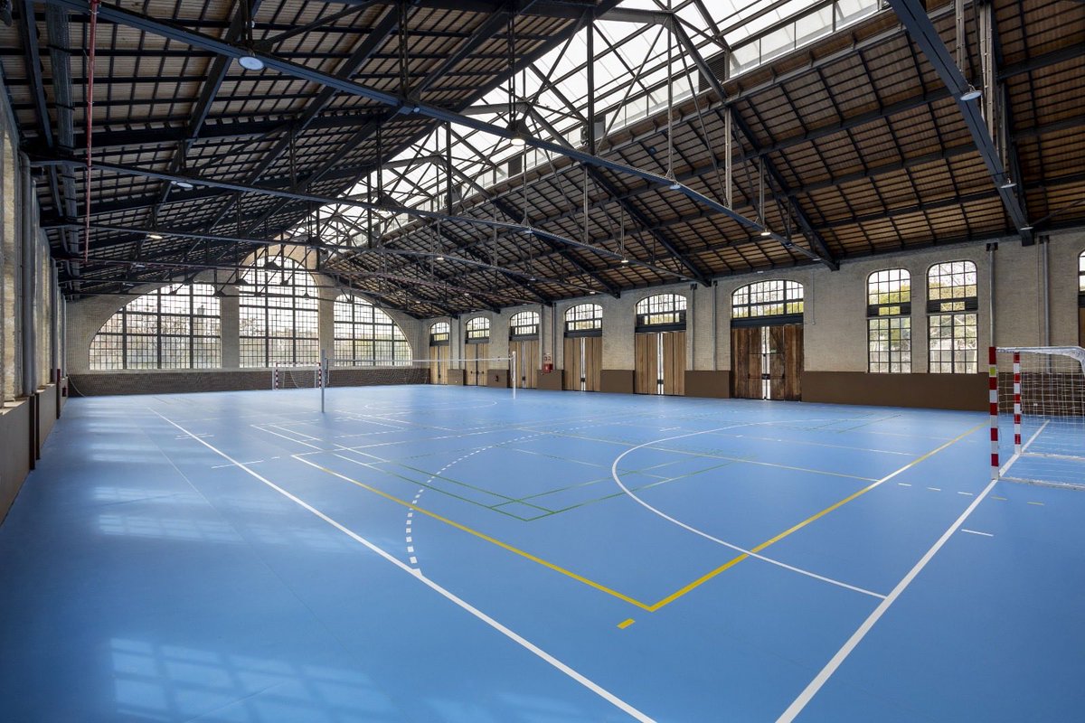 mjosecatala's tweet photo. En septiembre abrirá sus puertas el nuevo polideportivo Parc Central.

Hemos desbloqueado una obra que estaba infrafinanciada y paralizada por el anterior gobierno, aumentando en 1,8M€ el presupuesto y adjudicando ya su gestión.

Russafa contará por primera vez con un polideportivo municipal con piscina, moderno y ubicado en un edificio histórico.
