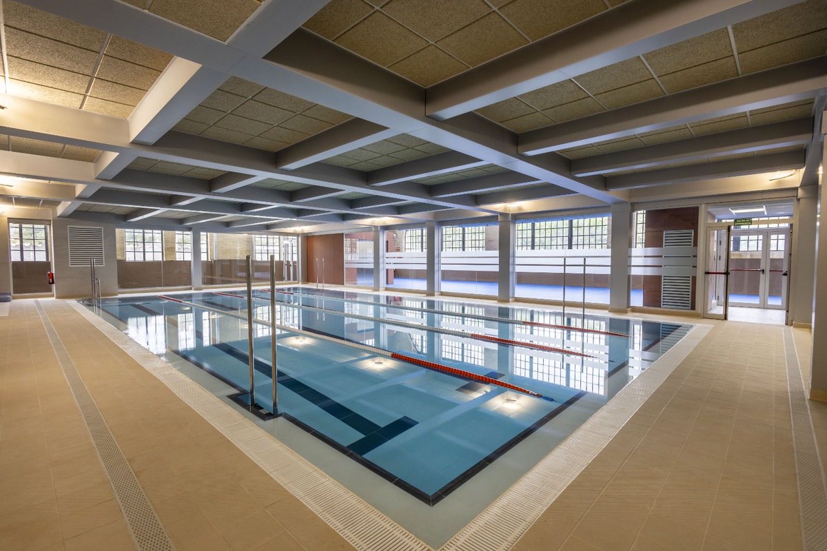 mjosecatala's tweet photo. En septiembre abrirá sus puertas el nuevo polideportivo Parc Central.

Hemos desbloqueado una obra que estaba infrafinanciada y paralizada por el anterior gobierno, aumentando en 1,8M€ el presupuesto y adjudicando ya su gestión.

Russafa contará por primera vez con un polideportivo municipal con piscina, moderno y ubicado en un edificio histórico.