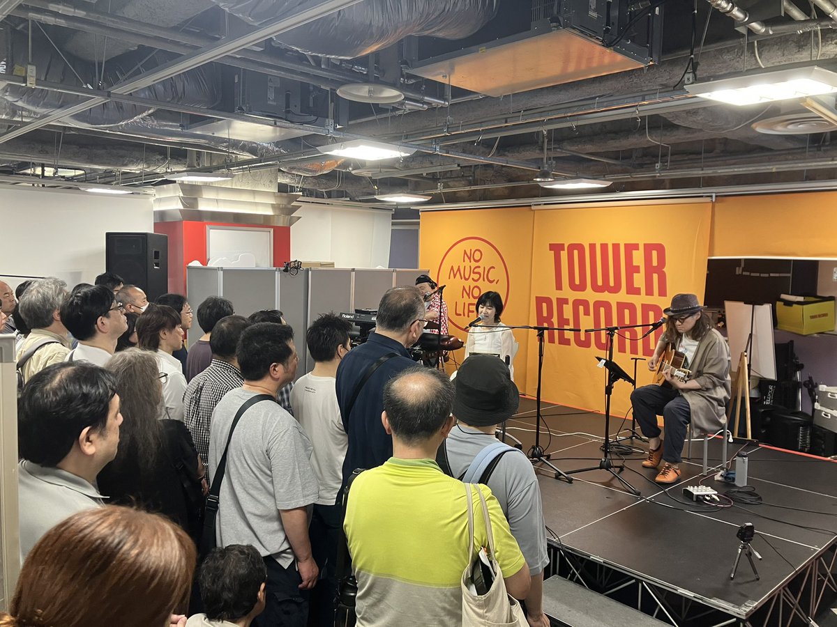 maiimano's tweet photo. 4日(土)松永夏代子さんのタワレコ池袋インストアへ。
夏代子さん細井豊さん円山天使さんの息の合った演奏＆会場いっぱいのお客様が楽しむ姿✨️幸せなお時間でした😊
夏代子さんのお誕生日もお祝い出来てよかったです㊗️
改めて…40周年CD再発＆お誕生日おめでとうございます🎂
#松永夏代子 #微少女宇宙 https://t.co/5xp5MKoOjF