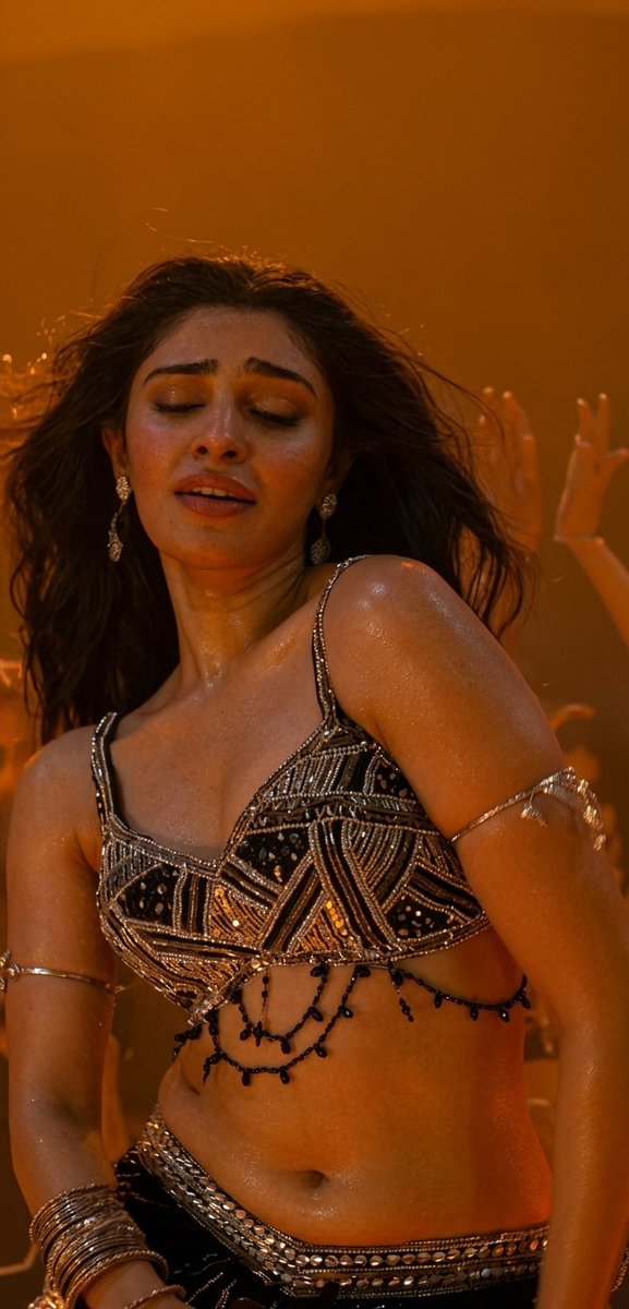 slayeh3r's tweet photo. Krithi Shetty looked so hot in this song and showed her belly dancing skills https://t.co/blw8qT7ZDo