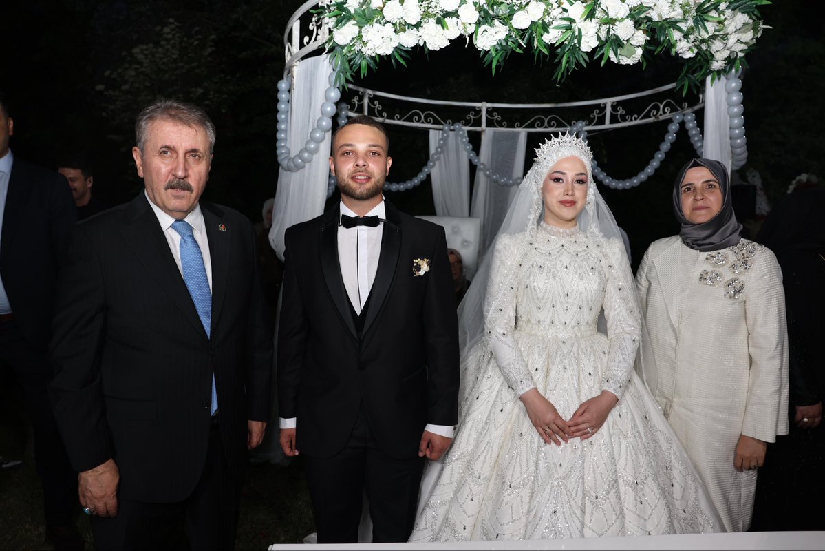 SenolDincCc's tweet photo. Oğlumuz Nurullah Melih ile kızımız Erva’nın düğün cemiyetimizde bizleri yalnız bırakmayarak sevincimize ortak olan;

Başta Büyük Birlik Partisi Genel Başkanımız Mustafa Destici ve kıymetli eşi Şükriye Destici Hanımefendi olmak üzere, Genel Başkan Yardımcılarımıza, MKYK Üyelerimize, Sakarya Valimiz Rahmi Doğan’a, Sakarya Milletvekillerimize, Sakarya Büyükşehir Belediye Başkanımız Yusuf Alemdar’a, bürokratlarımıza, ilçe belediye başkanlarımıza, siyasi partilerimizin ve sivil toplum kuruluşlarımızın değerli temsilcilerine, basınımızın kıymetli mensuplarına, meclis üyelerimize, muhtarlarımıza, mesai arkadaşlarımıza, Erenler’imizden ve Sakarya’mızın dört bir yanından gelerek mutluluğumuzu paylaşan tüm hemşehrilerimize en kalbi şükranlarımı sunuyorum.

Bu anlamlı günümüzde duaları, iyi dilekleri ve samimi temennileriyle yanımızda olan, uzaktan ve yakından mutluluğumuza ortaklık eden herkese ailem adına teşekkür ediyor; Cenab-ı Allah’tan sağlık, huzur ve bereket dolu bir ömür diliyorum.

Saygı ve muhabbetlerimle.