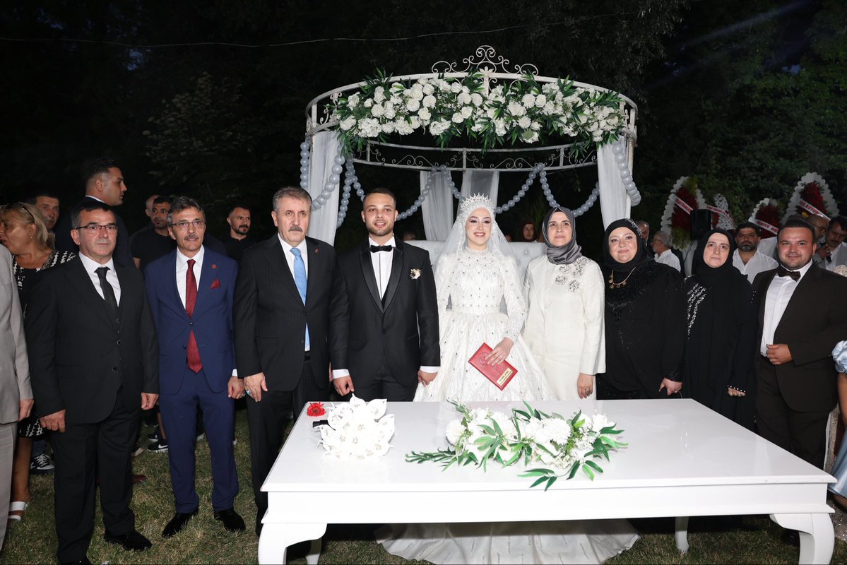 SenolDincCc's tweet photo. Oğlumuz Nurullah Melih ile kızımız Erva’nın düğün cemiyetimizde bizleri yalnız bırakmayarak sevincimize ortak olan;

Başta Büyük Birlik Partisi Genel Başkanımız Mustafa Destici ve kıymetli eşi Şükriye Destici Hanımefendi olmak üzere, Genel Başkan Yardımcılarımıza, MKYK Üyelerimize, Sakarya Valimiz Rahmi Doğan’a, Sakarya Milletvekillerimize, Sakarya Büyükşehir Belediye Başkanımız Yusuf Alemdar’a, bürokratlarımıza, ilçe belediye başkanlarımıza, siyasi partilerimizin ve sivil toplum kuruluşlarımızın değerli temsilcilerine, basınımızın kıymetli mensuplarına, meclis üyelerimize, muhtarlarımıza, mesai arkadaşlarımıza, Erenler’imizden ve Sakarya’mızın dört bir yanından gelerek mutluluğumuzu paylaşan tüm hemşehrilerimize en kalbi şükranlarımı sunuyorum.

Bu anlamlı günümüzde duaları, iyi dilekleri ve samimi temennileriyle yanımızda olan, uzaktan ve yakından mutluluğumuza ortaklık eden herkese ailem adına teşekkür ediyor; Cenab-ı Allah’tan sağlık, huzur ve bereket dolu bir ömür diliyorum.

Saygı ve muhabbetlerimle.