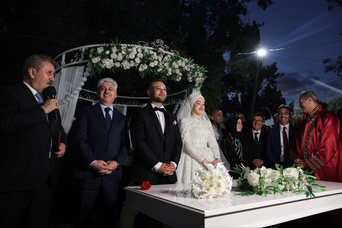 SenolDincCc's tweet photo. Oğlumuz Nurullah Melih ile kızımız Erva’nın düğün cemiyetimizde bizleri yalnız bırakmayarak sevincimize ortak olan;

Başta Büyük Birlik Partisi Genel Başkanımız Mustafa Destici ve kıymetli eşi Şükriye Destici Hanımefendi olmak üzere, Genel Başkan Yardımcılarımıza, MKYK Üyelerimize, Sakarya Valimiz Rahmi Doğan’a, Sakarya Milletvekillerimize, Sakarya Büyükşehir Belediye Başkanımız Yusuf Alemdar’a, bürokratlarımıza, ilçe belediye başkanlarımıza, siyasi partilerimizin ve sivil toplum kuruluşlarımızın değerli temsilcilerine, basınımızın kıymetli mensuplarına, meclis üyelerimize, muhtarlarımıza, mesai arkadaşlarımıza, Erenler’imizden ve Sakarya’mızın dört bir yanından gelerek mutluluğumuzu paylaşan tüm hemşehrilerimize en kalbi şükranlarımı sunuyorum.

Bu anlamlı günümüzde duaları, iyi dilekleri ve samimi temennileriyle yanımızda olan, uzaktan ve yakından mutluluğumuza ortaklık eden herkese ailem adına teşekkür ediyor; Cenab-ı Allah’tan sağlık, huzur ve bereket dolu bir ömür diliyorum.

Saygı ve muhabbetlerimle.