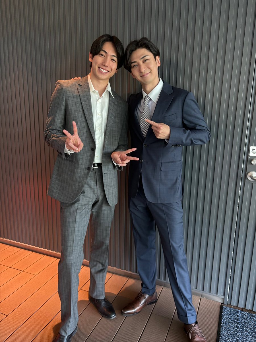 shinainaru_ytv's tweet photo. 🥀『#親愛なる夫へ 〜完璧な妻の嘘〜』

＼✨第1話 オフショット公開✨／

第1話の撮影の合間で📸

笑顔や真剣な表情など、
本編とはひと味違う
オフショットならではの姿をぜひご覧ください！

みなさんの"推しカット"
ぜひコメントで教えてください🫶

#田中麗奈 ＃古川雄大 ＃有澤樟太郎 https://t.co/ZXerfDgl7V