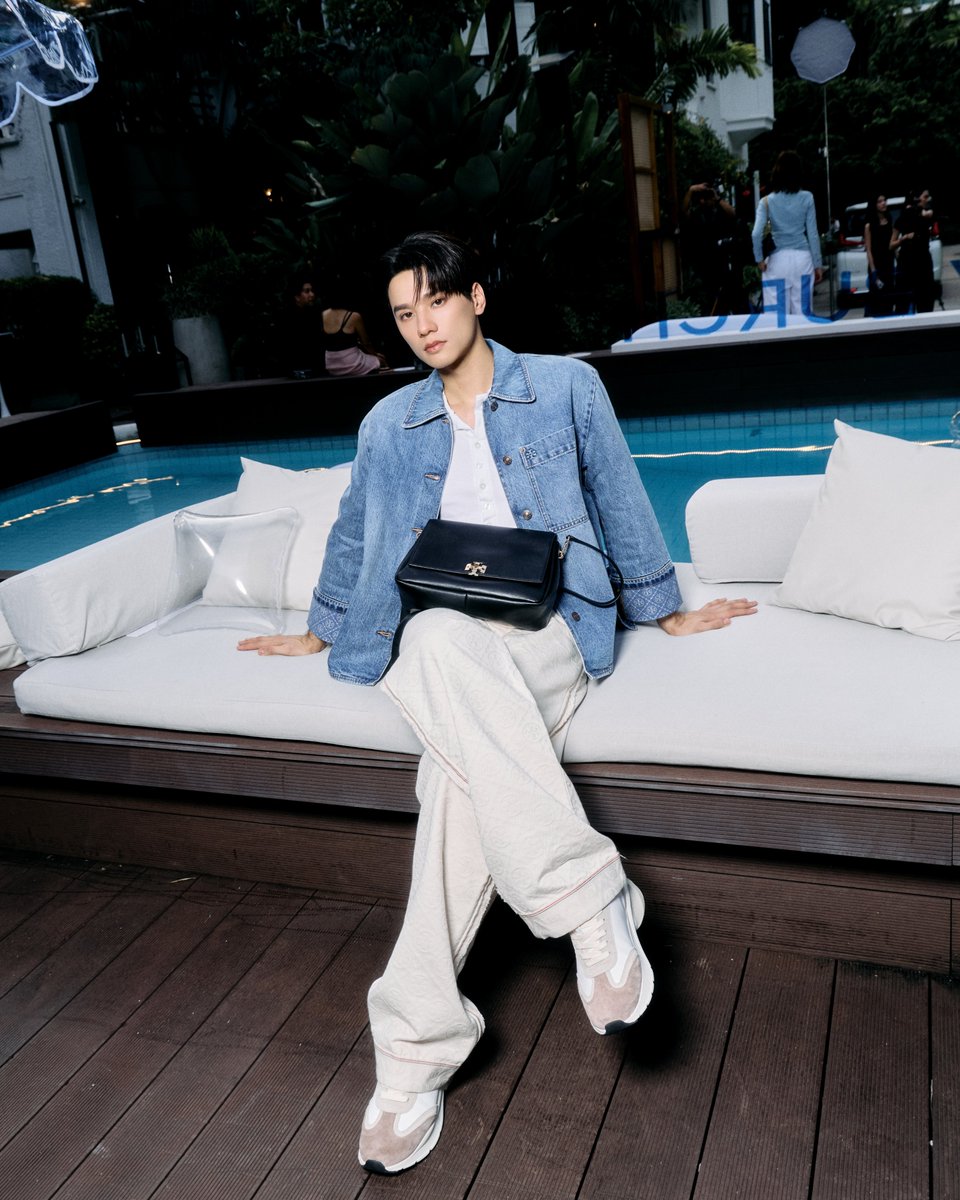PRSocietyNews's tweet photo. เหล่าเซเลบริตี้ร่วมเฉลิมฉลองงานเปิดตัวแฟลกชิปสโตร์ TORY BURCH ณ ICONSIAM

#ToryBurch
#KengHarit 

•เก่ง หฤษฎ์ เติมเต็มลุคด้วยกระเป๋า Charlie Quilted Large Drawstring Shoulder Bag สะท้อนสไตล์โมเดิร์นที่ผสานความคลาสสิกและฟังก์ชันการใช้งานได้อย่างลงตัว https://t.co/xGD4r0iVjH