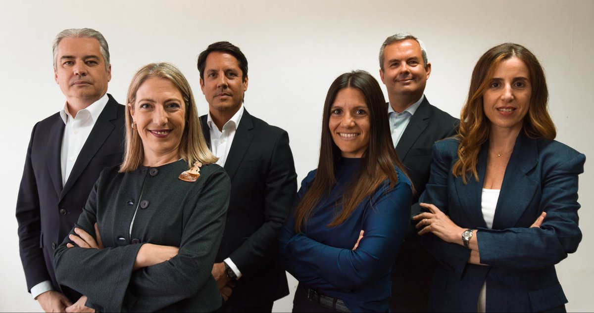 AFiscales's tweet photo. Hoy comienza una nueva etapa en el Consejo Fiscal.

Los seis candidatos de la Asociación de Fiscales elegidos por la carrera toman posesión como vocales tras recibir el respaldo mayoritario de sus compañeros.

¡Gracias por vuestro apoyo! https://t.co/07sc1Pp5mv