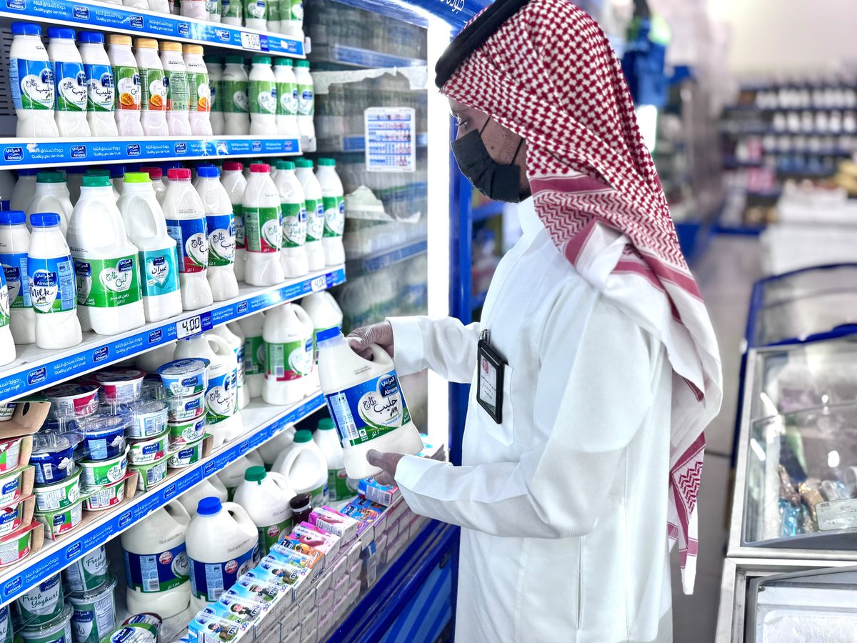 NBM_GOV's tweet photo. تواصل الفرق الرقابية في بلدية أم خنصر تنفيذ جولاتها الميدانية على المنشآت الغذائية للتحقق من سلامة المنتجات والتأكد من الالتزام بالاشتراطات الصحية بما يسهم في تعزيز سلامة الغذاء وحماية صحة المستهلكين.

#بلدية_أم_خنصر
 #أمانة_منطقة_الحدود_الشمالية https://t.co/m3XdKoorIv