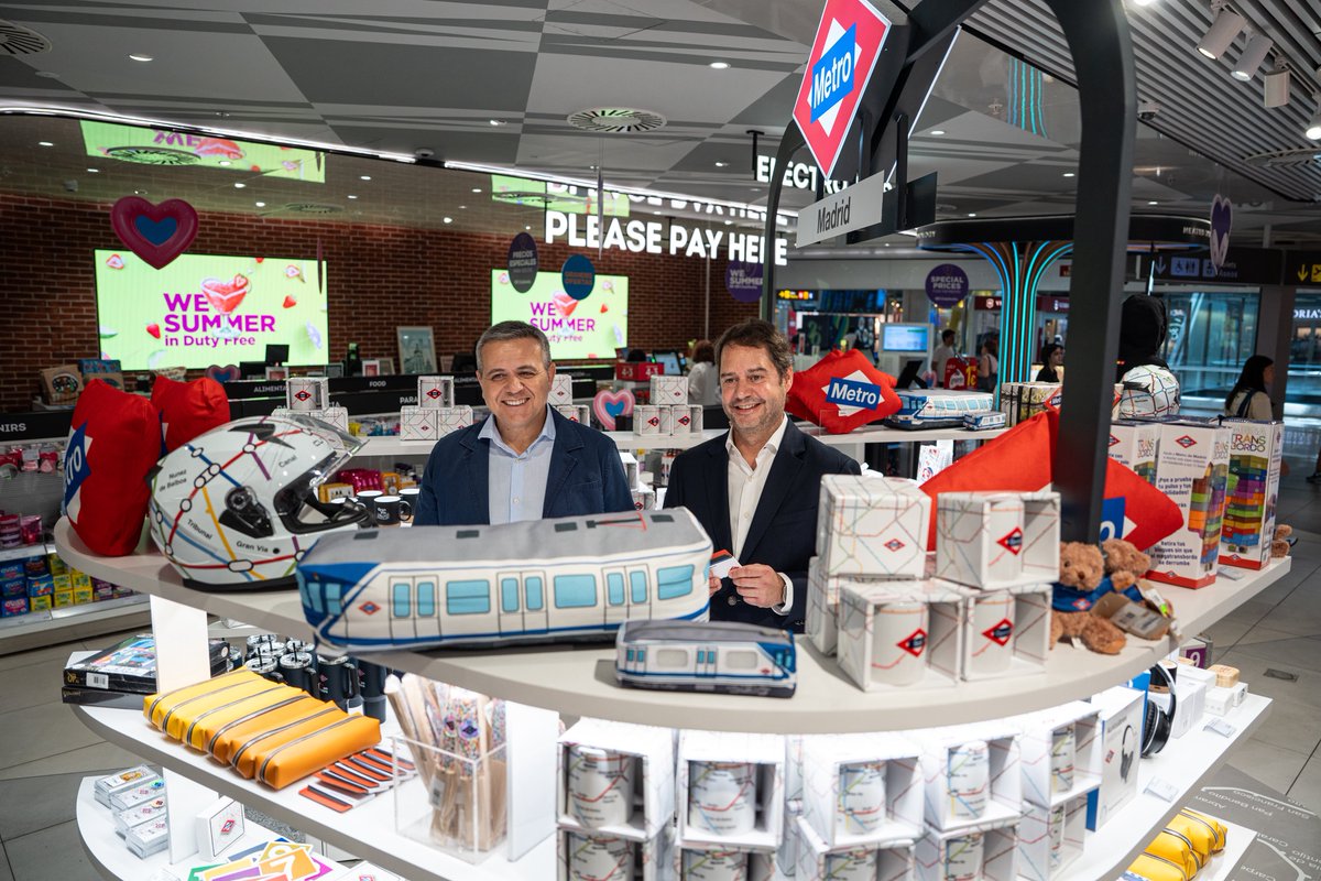 Transportes_CM's tweet photo. 🚇 La @ComunidadMadrid abre una nueva tienda de @metro_madrid en la T4 del Aeropuerto Adolfo Suárez Madrid-Barajas.

➡️ El consejero @jorgerodrigodo ha visitado este espacio, que cuenta con nueva línea de artículos inspirados en la Fórmula 1.

+ Info: https://t.co/08jROZfXIp https://t.co/Og5NrZP4xl