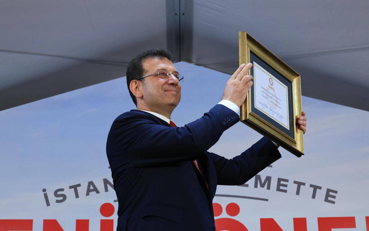imamogluhaberrr's tweet photo. Ekrem İmamoğlu:

Bu kumpasın içinde olan herkes hukuk devleti cinayeti işliyor. Günü geldiğinde hesap verecekler." diyen İmamoğlu, 36 yıl sonra kendisine diplomayla ilgili dava açıldığına değindi ve mahkeme başkanına da seslenerek "Sizin diplomanızı kim koruyacak? Yarın verdiğiniz bu kararları kim koruyacak? Ne kadar geçerli olacak verdiğiniz kararlar? Kalıcı mı olacak zannediyorsunuz?" dedi.