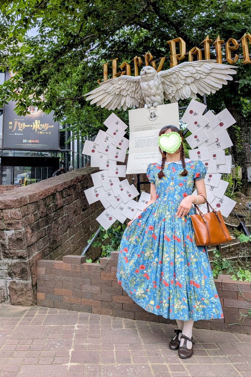 LolitaF_Chiroko's tweet photo. 🐍緑地に全寮カラー❤💚💙💛のお花の柄だ！と気づいてこのワンピースに✨
今日観劇出来てよかった🥹
母にもプレゼント出来てよかった😉
#moonafternoon_25周年 https://t.co/LfgdxkP1sH