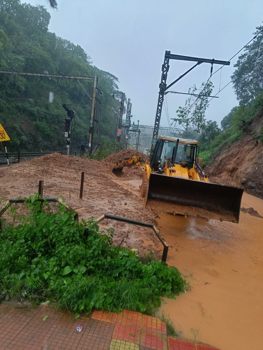 Central_Railway's tweet photo. Work being done at 121 and 123 km between Monkey Hill and Khandala station in Lonavala - Karjat South East Ghats. https://t.co/hNYtMt8A3y