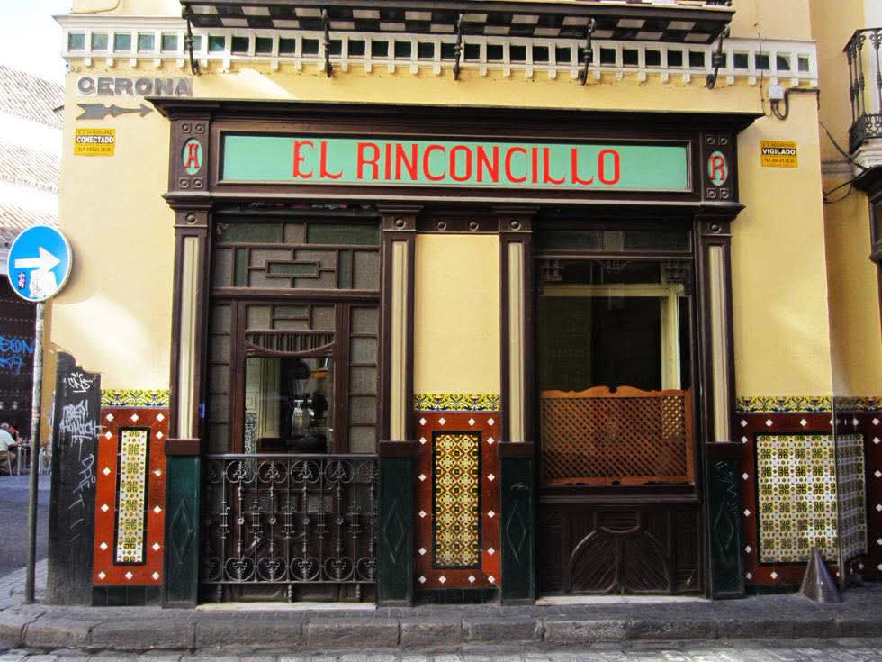 mariacharpin's tweet photo. EE.UU. cumple 250 años, y este bar de Sevilla cumple 356 años. https://t.co/fVaae9CdBb