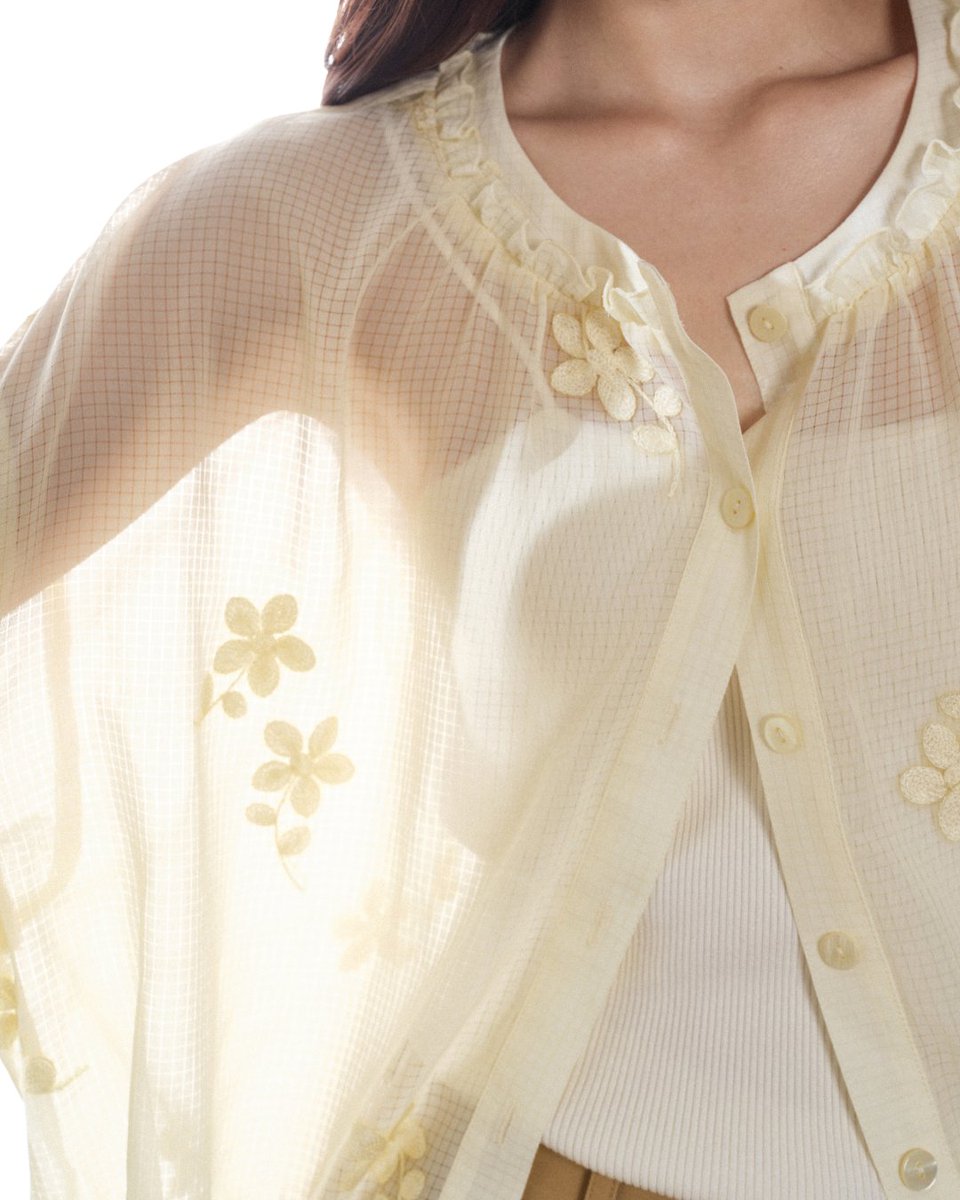 kuose_official's tweet photo. Graceful floral appliqués meet lace textures in a refined interplay, drifting across fluid silhouettes where each detail breathes effortless elegance.

#kuose #womenswear #romanticstyle #fashioninspo #ootd #newcollection https://t.co/OJj7nJ7aOe