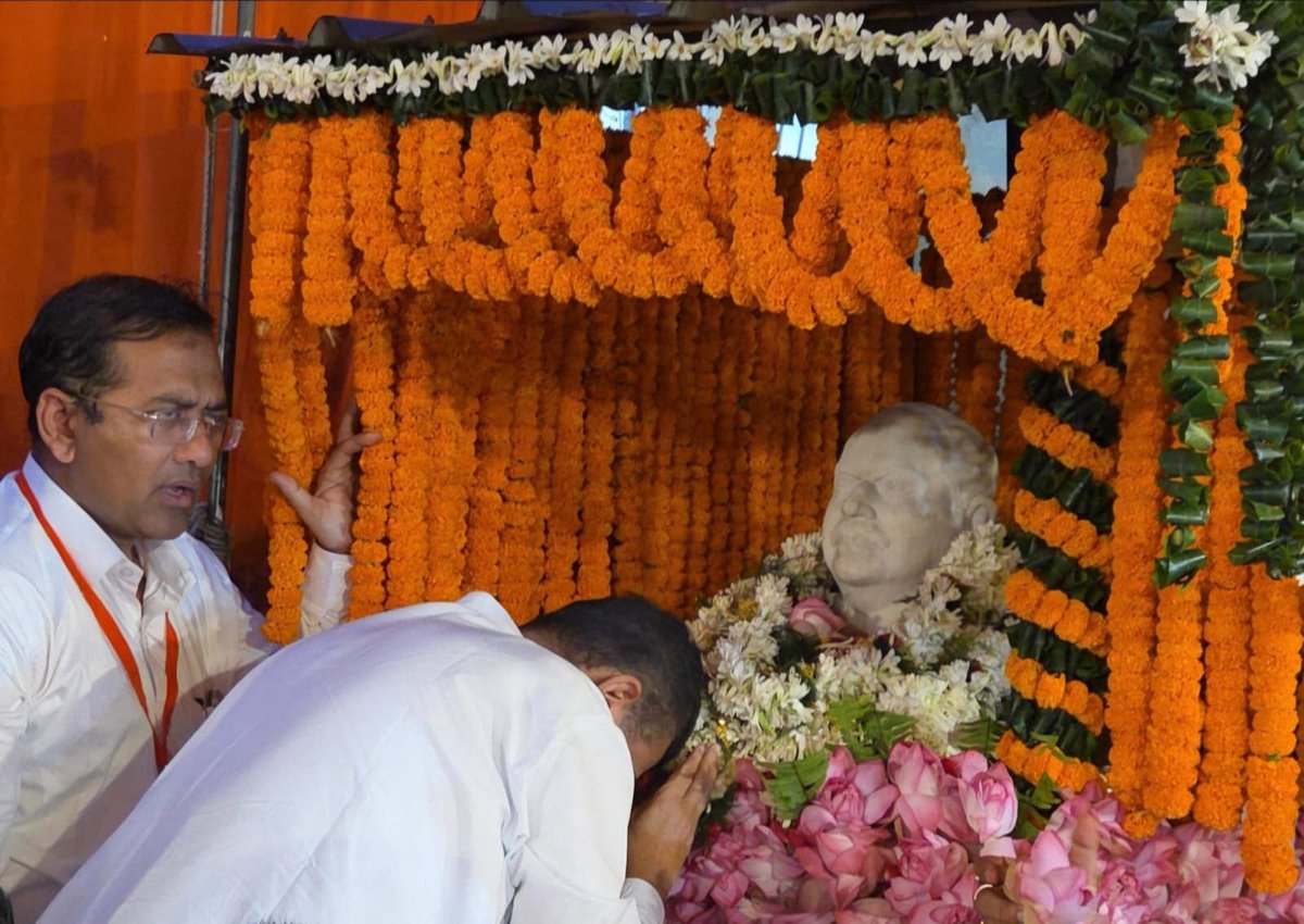 SuvenduWB's tweet photo. Today, we honour the legacy of a Visionary Statesman, a profound Nationalist and Bharat Mata's brave Son; "Bharat Kesari" Dr. Shyama Prasad Mukherjee, on the momentous occasion of his 125th Birth Anniversary.
It was a great privilege to pay my humble tributes and participate in the commemorative events held across Kolkata today:
📍Paying floral tributes to his Statue at Red Road.
📍At BJP State Office; 6 Murlidhar Sen Lane.
📍 Mitra Institution in Bhabanipur, where Dr. Mukherjee was a Student more than a century ago.

We will always remain indebted to Dr. Mukherjee for his extraordinary vision and efforts, which led to the creation of West Bengal as a State of India, otherwise we would have been forced to live in 'the then East Pakistan' or modern day Bangladesh.