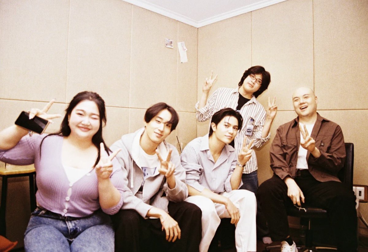 valcrazyforWE's tweet photo. ARE YOU TELLING ME IS POSSIBLE THAT WILLIAM’S SONG IS  BY THE SAME PERSON (TEAM) WHO COMPOSED LOVE ECHO??? 😭😭🤍

William also followed the Songwriter  (the girl in purple shirt) https://t.co/Oc9E4HbFlY