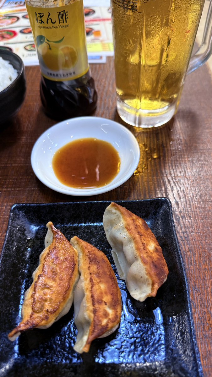 Chisatona's tweet photo. 暑すぎたので残りの予定をスキップして3時間早く宮崎空港へ✨朝からずっと30℃の眩しい光で私を照らしてくれた宮崎に乾杯✨おかげさまでビールすごく美味しいわ🍺 https://t.co/hFjlUNrevX